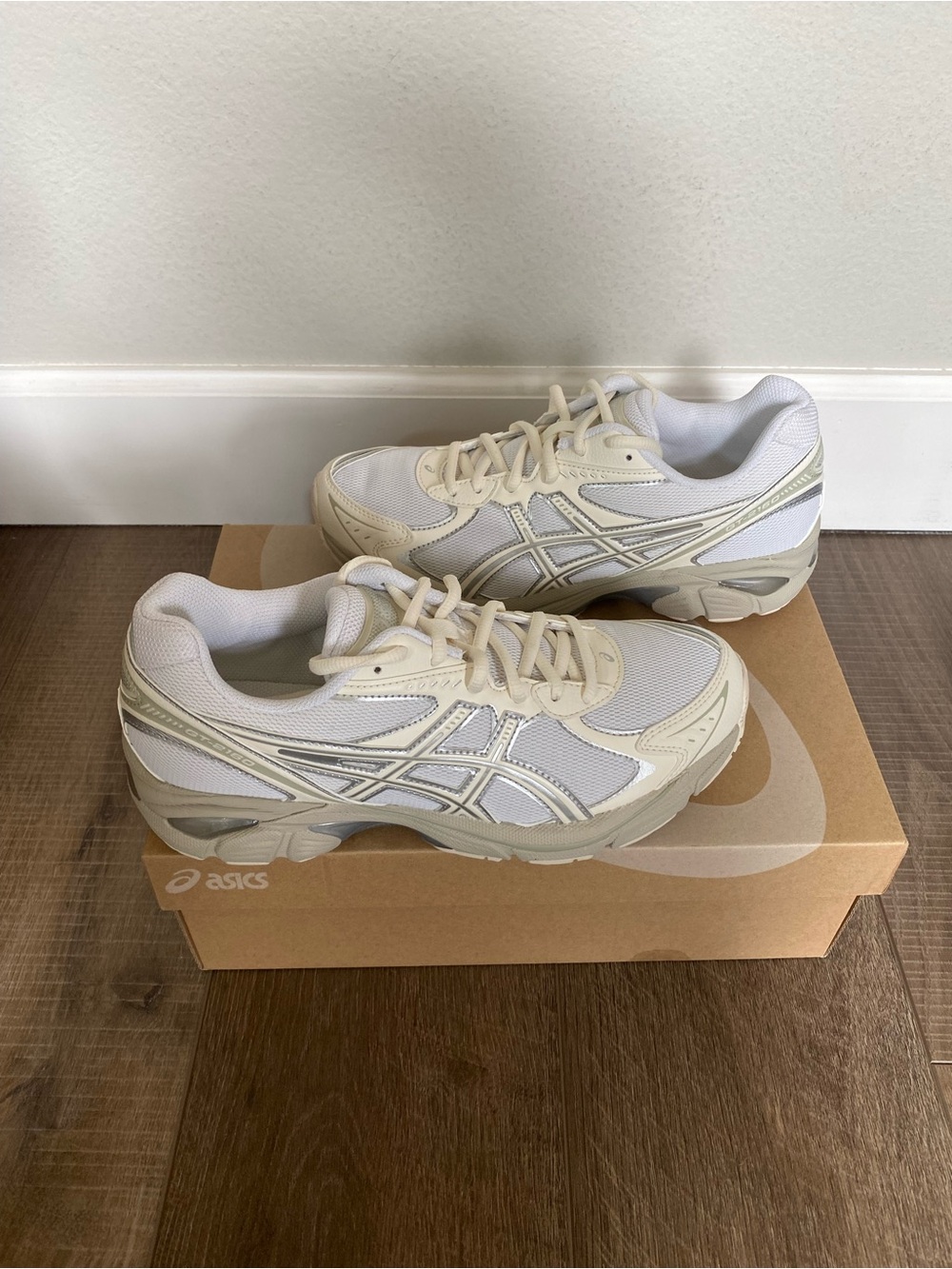 Asics GT-2160 White and Cream Women's 8.5 Men’s 7 Athletic Sneakers
